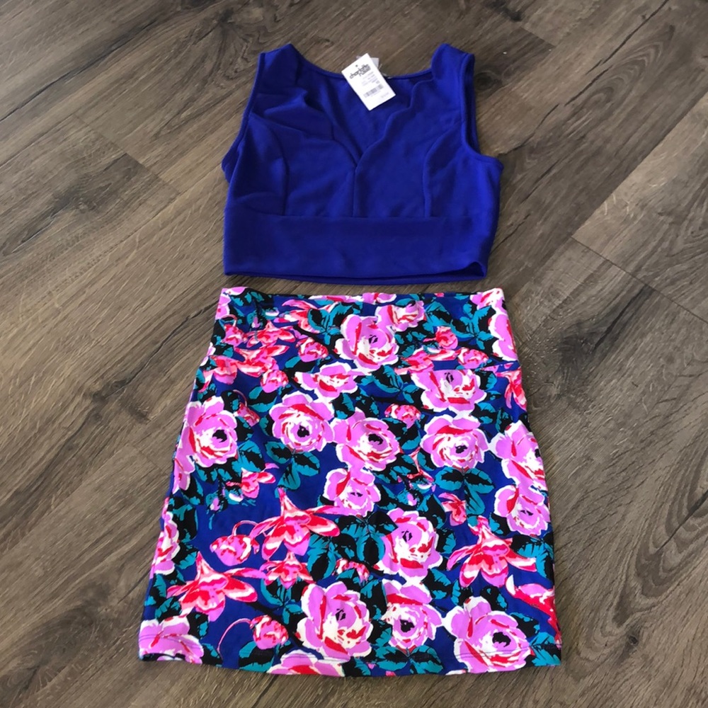 Crop top and high waisted skirt outfit